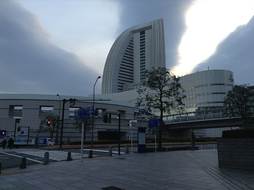 朝6時50分にパシフィコ横浜前付近（ホテルの西側）より眺めたヨコハマ グランド インターコンチネンタル ホテル