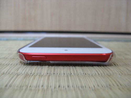 「iBUFFALO iPod touch（2012年発表モデル）専用 3Hハードケース iPod touch loop対応モデル 液晶保護フィルム付」の透明ハードケースを装着したiPod touch 5の上部側（電源ボタンがある側）