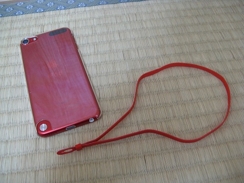 iPod touch 5に付属していた赤いストラップとiPod touch 5本体