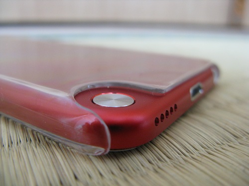 iPod touch 5本体のストラップ（loop）取り付け部分の銀色の円形のボタン（ボタン収納時）