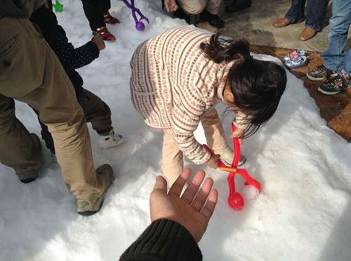 エミフルMASAKIの雪山出張イベントで用意された小さな雪原で雪玉製造機を使う娘