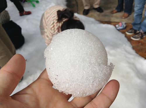 エミフルMASAKIの雪山出張イベントで娘が作成した雪玉を手に取る私