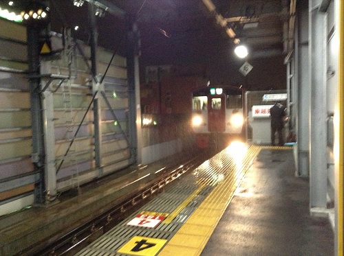 JR新水前寺駅ホームに到着しつつある熊本駅行の電車（JR豊肥本線の電車　N014）