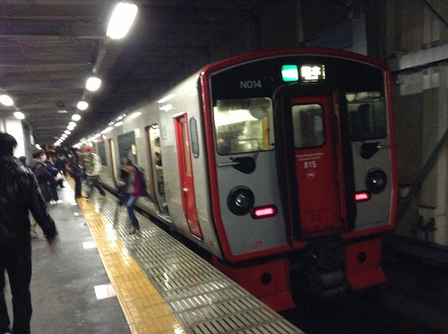 JR新水前寺駅ホームに到着した熊本行の電車（JR豊肥本線の電車　N014）
