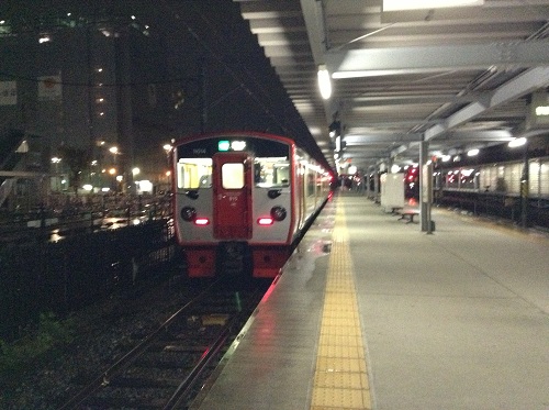 熊本駅ホームに停車中の普通列車