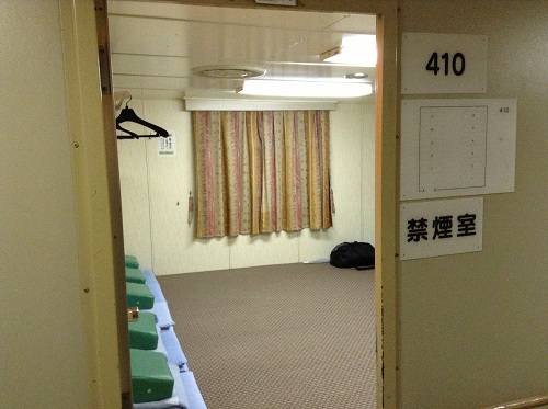 小倉・松山フェリーの410号室（2等船室・禁煙室）（通路より室内を眺めた様子）