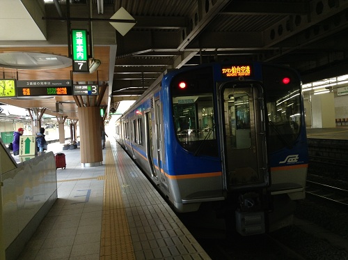 仙台駅3番ホームに停車中の仙台空港行の電車