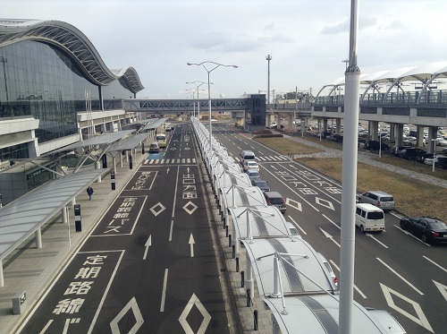 写真の左手が仙台空港、右手が仙台空港駅