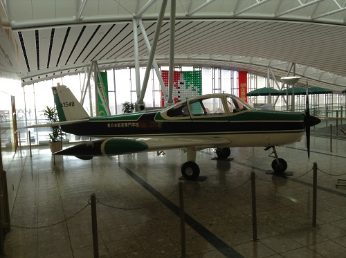 仙台空港に展示されている飛行機：FA-200 エアロスバル（側面・右翼方向より）