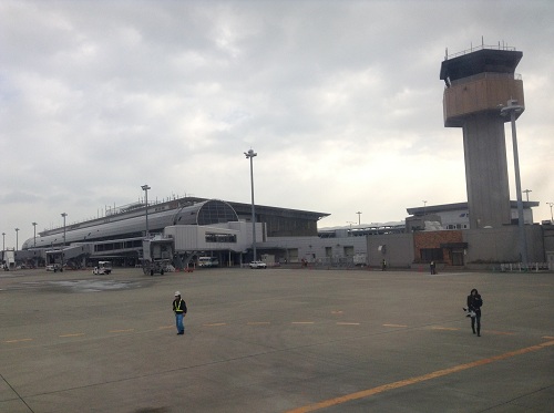 離陸前の飛行機の窓から眺めた仙台空港
