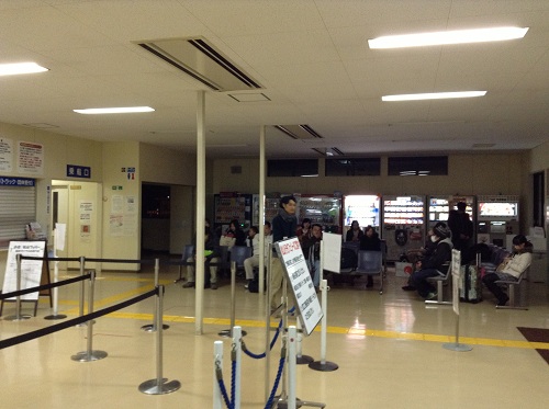 小倉港待合所の椅子に座ってバスを待っているであろう人達