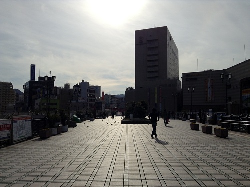 長崎駅前の陸橋と一体化した空中広場（鳩がうろうろ）