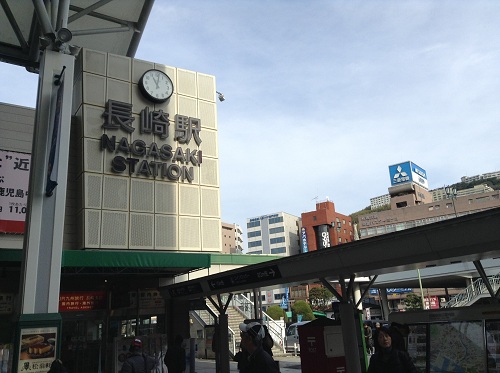 「長崎駅　NAGASAKI STATION」の駅名と時計