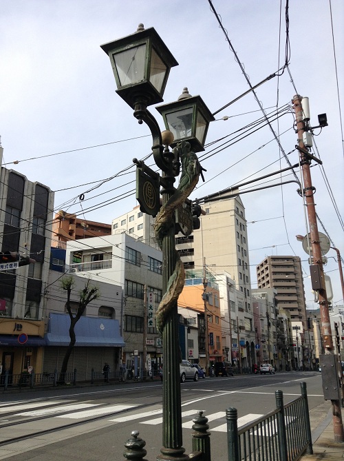 正覚寺下電停のすぐ近くにあるガス灯