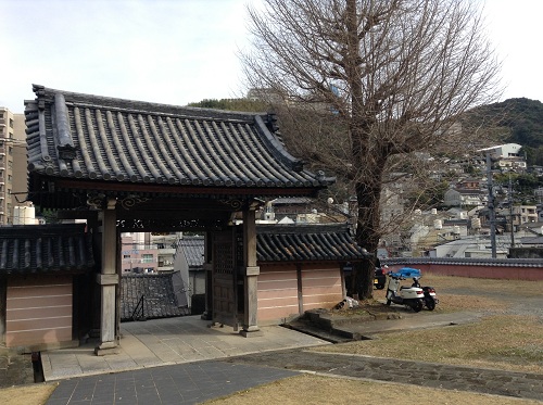正覚寺境内から見た正覚寺の門