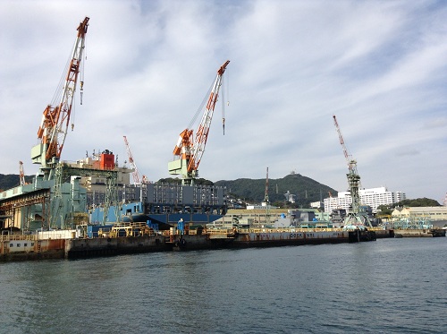 三菱重工業長崎造船所で造船中の巨大な船