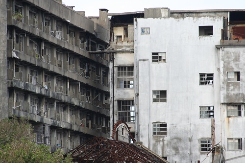 軍艦島の65号棟・鉱員社宅（写真左側）と70号棟・端島小中学校（写真右側）