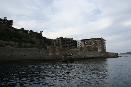マーキュリー（軍艦島上陸・周遊ツアー船）の船上から眺めた軍艦島の65号棟・鉱員社宅（写真左側）と70号棟・端島小中学校（写真右側）