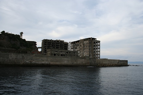 マーキュリー（軍艦島上陸・周遊ツアー船）の船上から眺めた軍艦島の65号棟・鉱員社宅（写真左側）と70号棟・端島小中学校（写真右側）