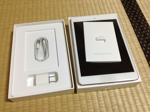 auショップで購入したApple iPad mini本体と箱と充電用ケーブル