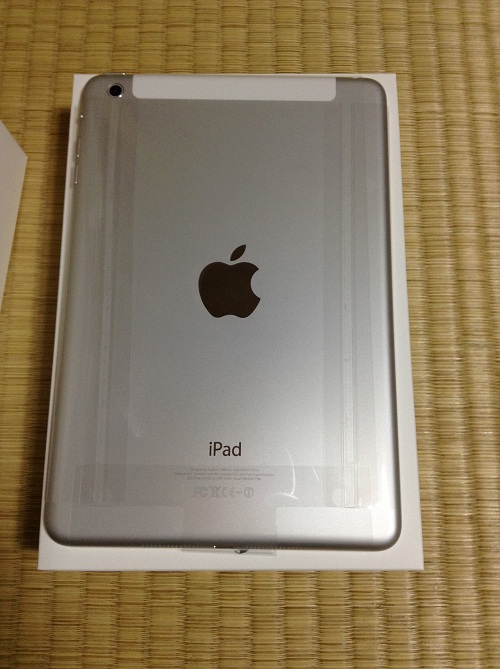 auショップで購入したApple iPad mini本体（背面側）