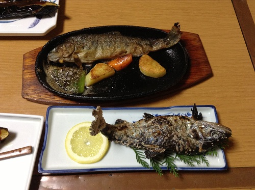 竹山荘の料理「竹山得々定食」の魚（塩焼き、バター焼き）