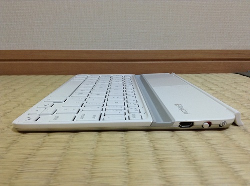 iPad mini用キーボード「Logicool Ultrathin Keyboard mini TM710WH（LOGICOOL ウルトラスリムキーボードミニ ホワイト TM710WH）」（キーボード右側面）