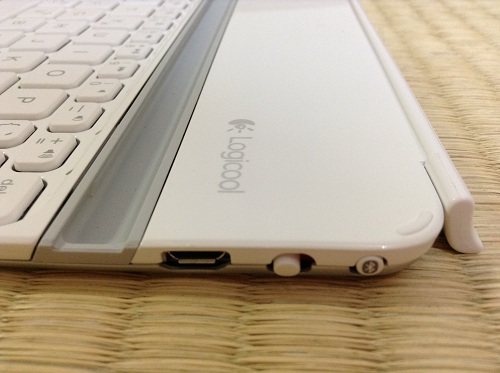 iPad mini用キーボード「Logicool Ultrathin Keyboard mini TM710WH（LOGICOOL ウルトラスリムキーボードミニ ホワイト TM710WH）」（キーボード右側面-USB接続端子、電源ボタン）