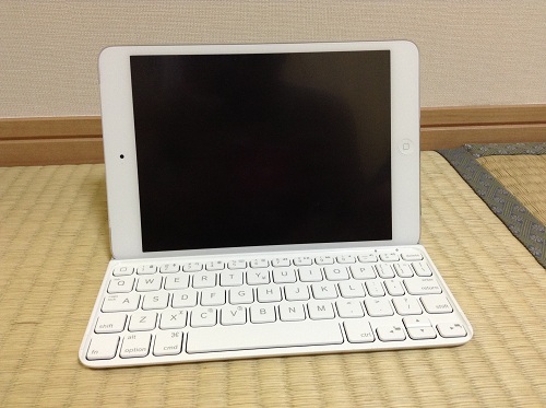 iPad mini用キーボード「Logicool Ultrathin Keyboard mini TM710WH（LOGICOOL ウルトラスリムキーボードミニ ホワイト TM710WH）」にiPad miniを装着した時の様子（正面より）