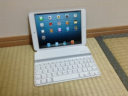 iPad mini用キーボード「Logicool Ultrathin Keyboard mini TM710WH（LOGICOOL ウルトラスリムキーボードミニ ホワイト TM710WH）」にiPad miniを磁石のみで接着した時の様子（正面より・電源オン時）
