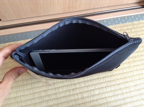 100円ショップ・シルクでiPad miniの保護ケースとして購入した「アクティブクッションケース（ミニノートPC）」の中に収納したiPad mini