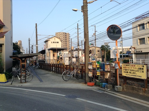 伊予鉄道「土居田駅」の駅舎と駐輪場
