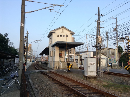伊予鉄道「土居田駅」の駅舎と線路