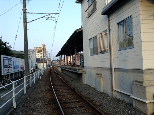 伊予鉄道「土居田駅」駅舎とホーム