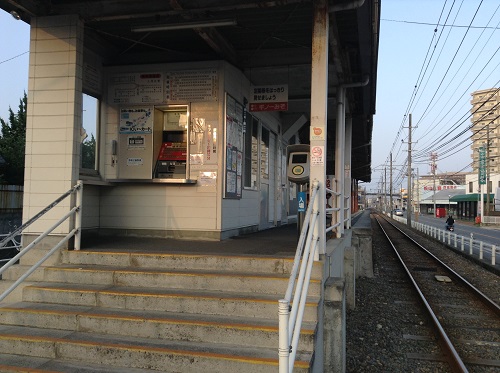 伊予鉄道「土居田駅」駅舎（ホームへの階段、券売機、改札口）