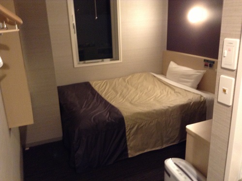 スーパーホテル東京・JR新小岩のシングルルーム室内のベッド
