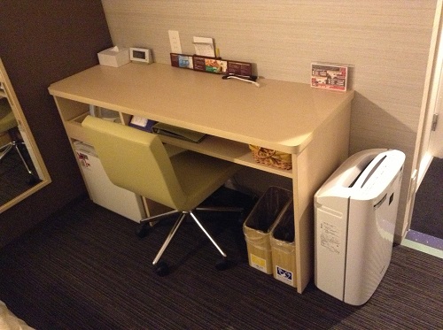 スーパーホテル東京・JR新小岩のシングルルーム室内の机、椅子、空気清浄器、冷蔵庫