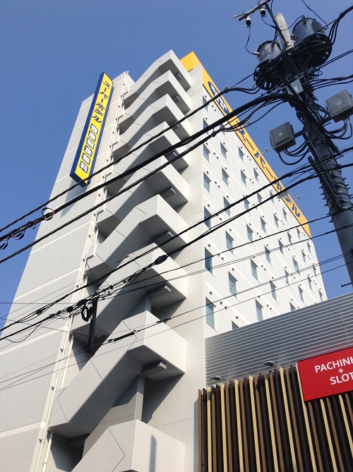スーパーホテル東京・JR新小岩の外観（ホテル名入りの黄色い看板）