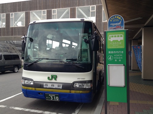 青森空港　4番バス乗り場（青森市内行）に停車中のJR東北のバス（J647-03407　乗合）（正面からの写真）