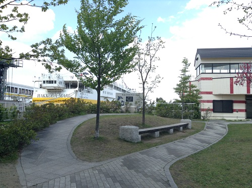 青函連絡船メモリアルシップ八甲田丸と近くの休憩所