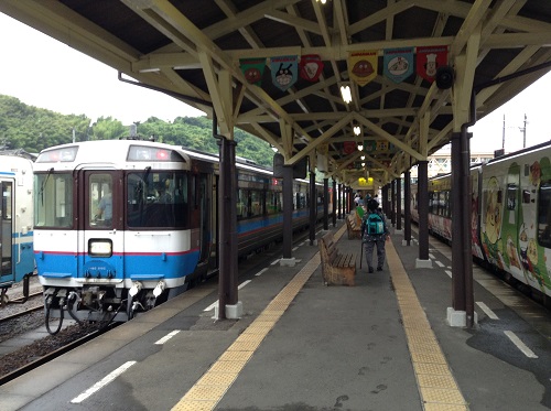 JR八幡浜駅に停車中のローカル列車（写真左）とJR特急宇和海23号（アンパンマン列車）（写真右）