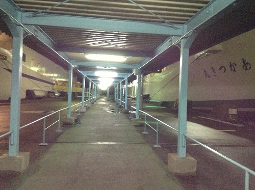 八幡浜港に停泊中の「あかつき丸」に徒歩で乗船するための通路