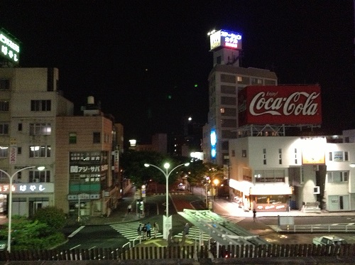 JR別府駅（大分県別府市駅前町）の1番ホームから見た駅前の光景（Coca Colaの看板が目立つ）