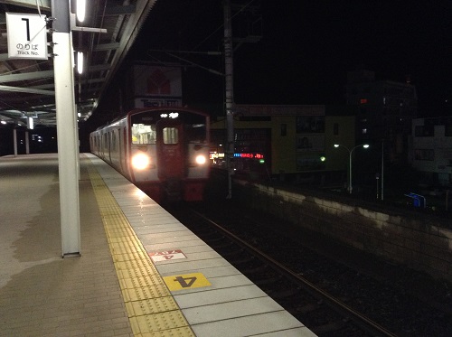 JR別府駅（大分県別府市駅前町）の1番ホームに入ってきた23時52分発の列車