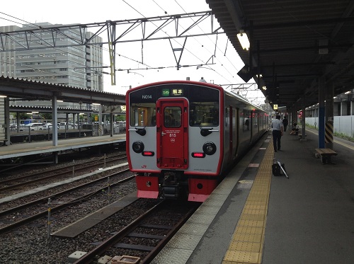 JR熊本駅4番ホームに停車中の普通列車