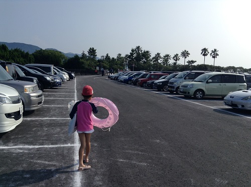 五色姫海浜公園（愛媛県伊予市尾崎）の駐車場を歩く小学3年生の娘