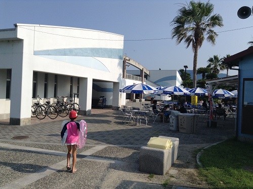 五色姫海浜公園（愛媛県伊予市尾崎）の売店付近を歩く小学3年生の娘