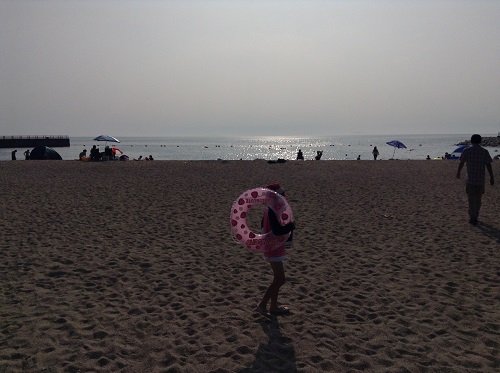 五色姫海浜公園（愛媛県伊予市尾崎）の砂浜を歩く小学3年生の娘