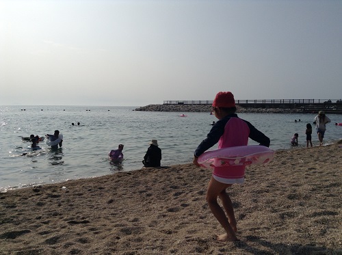 五色姫海浜公園（愛媛県伊予市尾崎）の海に入ろうとする小学3年生の娘