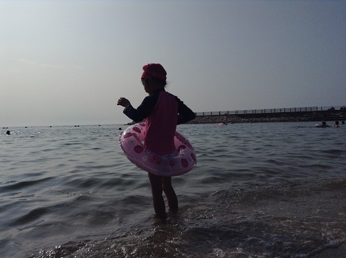 五色姫海浜公園（愛媛県伊予市尾崎）の海に入った小学3年生の娘